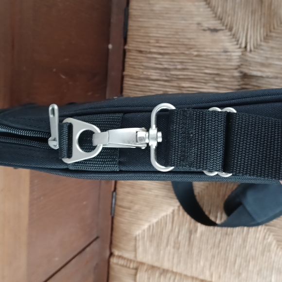 Kensington Contour laptop sleeve bag Black 16 inches - Picture 6 of 9